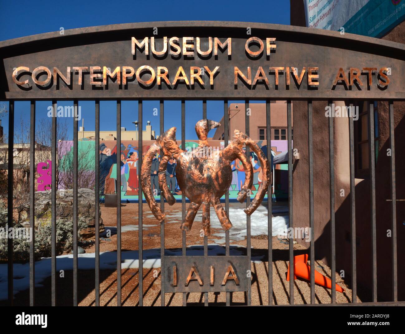 Porte menant à la cour du Musée d'art contemporain autochtone de Santa Fe, au Nouveau-Mexique. Banque D'Images