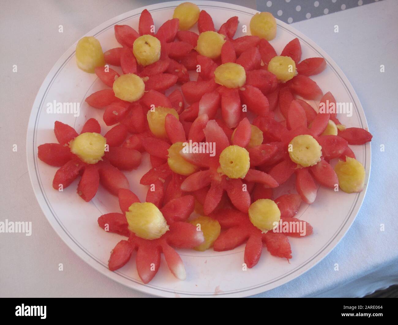 La pastèque daisies avec des centres d'ananas sur une plaque Banque D'Images