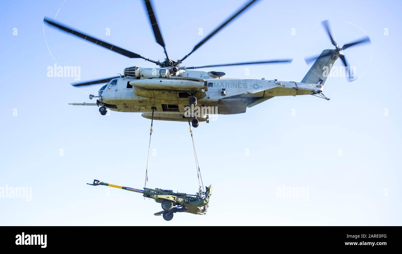 L'hélicoptère Super Stallion CH-53E du corps des marines des États-Unis avec l'escadron d'hélicoptères lourds maritimes 463 relève le M777 Howitzer lors d'un exercice de levage de palan organisé par le Bataillon de logistique de combat 3 à la base du corps des marines d'Hawaï, le 22 janvier 2020. Le CLB-3 travaille aux côtés du premier Bataillon, du 12ème marines et du HMH-463 pour acquérir de l'expérience dans les opérations de levage de palan. (ÉTATS-UNIS Photo du corps marin par le Cpl. Eric Tso) Banque D'Images