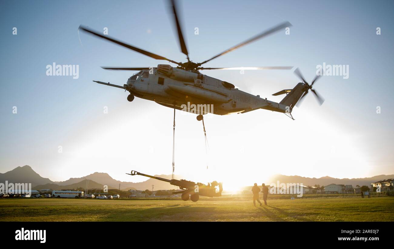 L'hélicoptère Super Stallion CH-53E du corps des marines des États-Unis avec l'escadron d'hélicoptères lourds maritimes 463 relève un Howitzer M777 lors d'un exercice de levage de palan organisé par le Bataillon de logistique de combat 3 à la base du corps des marines d'Hawaï, le 22 janvier 2020. Le CLB-3 travaille aux côtés du premier Bataillon, du 12ème marines et du HMH-463 pour acquérir de l'expérience dans les opérations de levage de palan. (ÉTATS-UNIS Photo du corps marin par le Cpl. Eric Tso) Banque D'Images