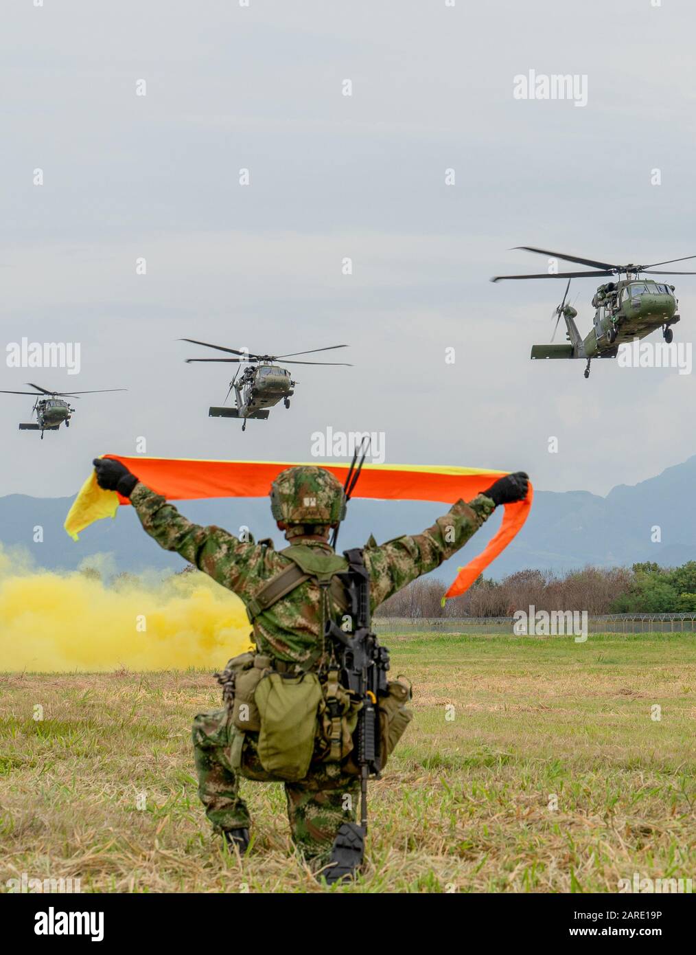 Les parachutistes de l'armée américaine affectés au premier Bataillon, au 325ème Régiment d'infanterie parachutiste, à la 2ème Brigade combat Team, à la 82ème Airborne Division et à l'Armée nationale de Colombie mènent un exercice tactique terrestre visant à simuler la sécurisation d'un aérodrome à la base aérienne de Tolemaida, Nilo, Colombie, le 25 janvier 2020. Cet exercice démontre la disponibilité opérationnelle et l'interopérabilité améliorée avec les opérations aéroportées. (ÉTATS-UNIS Photo de l'armée par La Cps. Edward Randolph) Banque D'Images