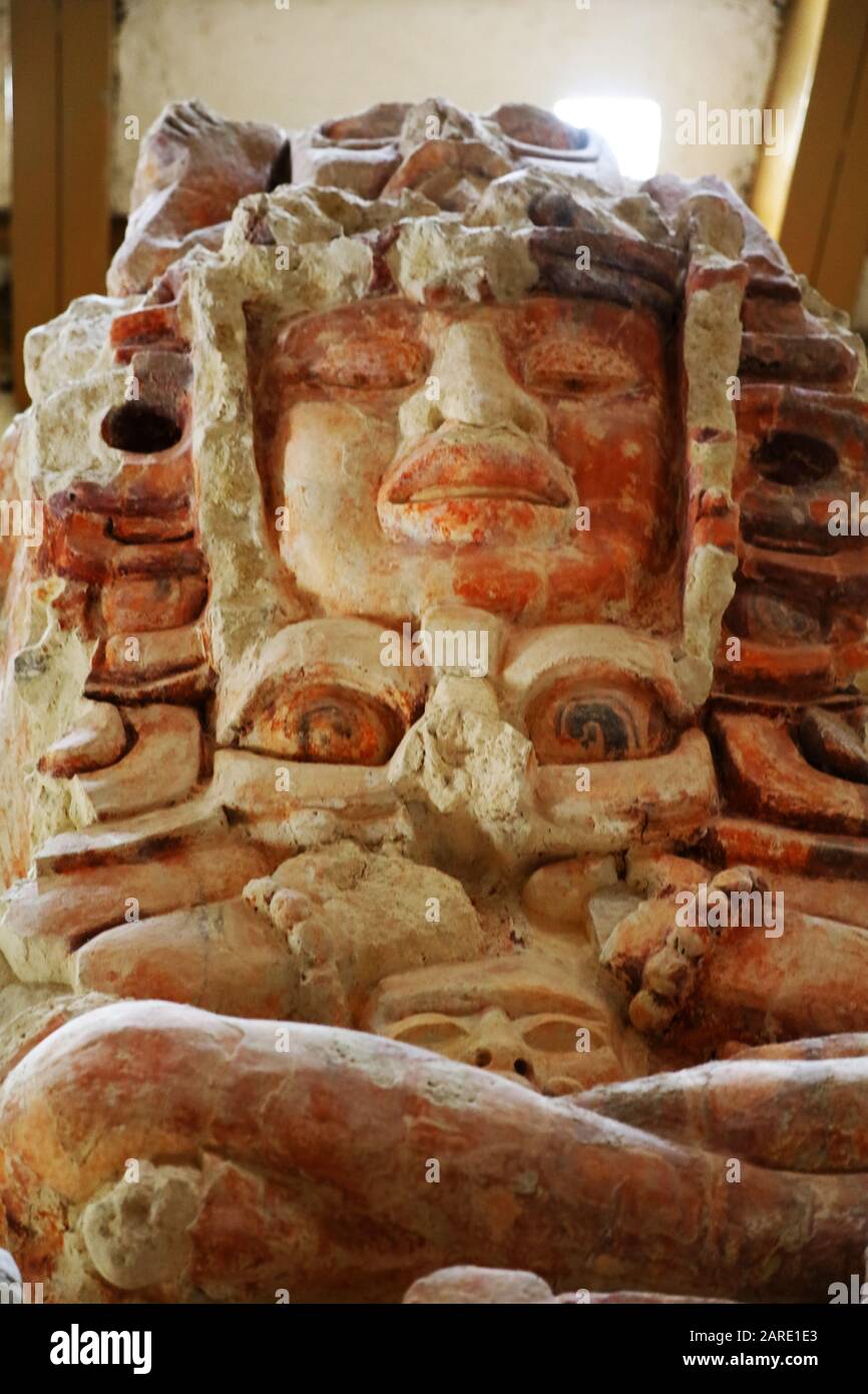 L'image d'un visage serein et bienveillant est capturée dans les Frises en stuc à l'intérieur du temple structure I dans l'ancienne ville maya de Balamku, au Mexique Banque D'Images