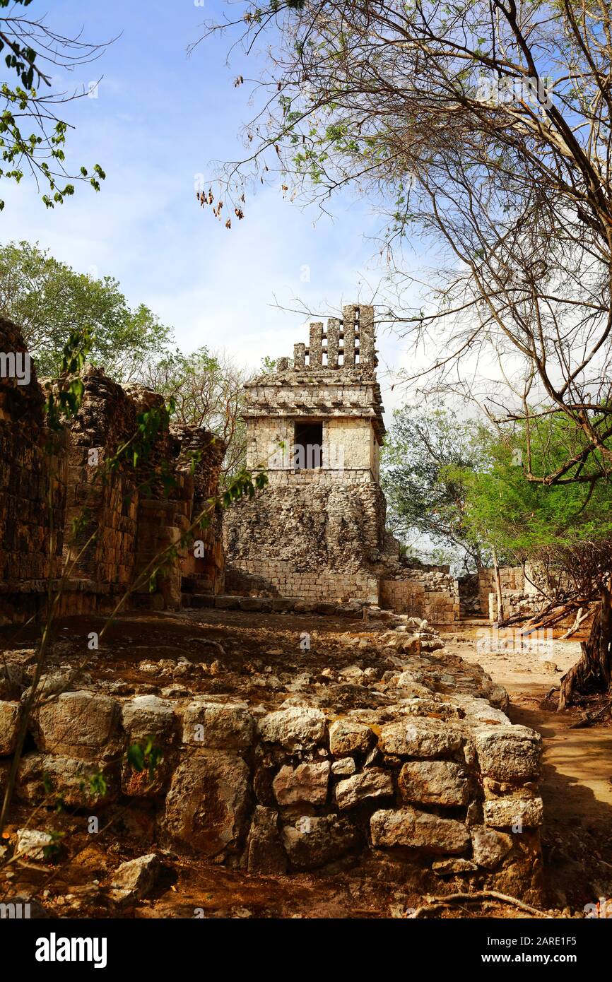 Les ruines imposantes de la structure V de l'ancienne ville de Hochob, au Mexique, se dressent au soleil sous un ciel bleu profond. Banque D'Images