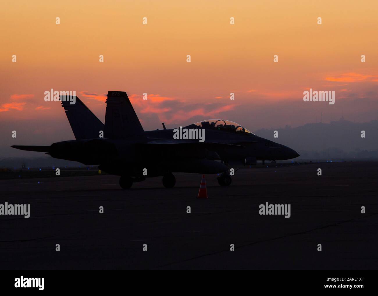 Un Super Hornet F/A-18 avec escadron de formation aux Attaques de chasseurs maritimes 101, Groupe des aéronefs marins 11, 3ème escadre des aéronefs marins (MAW), taxis après l'atterrissage pendant l'exercice Winter Fury le 15 janvier 2020, à la station aérienne de Marine corps Miramar, L'exercice Calif. Winter Fury est conçu pour préparer les pilotes et les équipages de 3ème MAW pour le cours d'instructeur sur les armes et les tactiques, qui est la première école d'aviation officielle du corps maritime. Au cours de cet exercice, les marines du 3ème MAW ont perfectionné leurs compétences et ont accru leur compétence dans les six fonctions de Marine Aviation tout en formant simultanément avec leur Marine an Banque D'Images