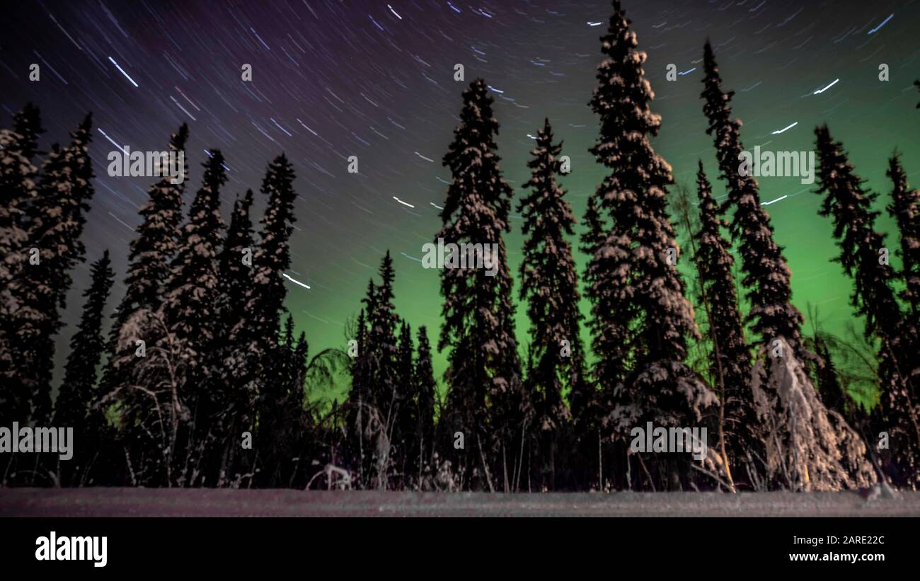 Les sentiers en étoile sont visibles tandis que les marines des États-Unis du 4ème Bataillon de l'application de la loi restent la nuit à Koyukuk, AK, 19 décembre 2019. Les marines ont passé la nuit à la bibliothèque de l'école primaire de Koyukuk, faisant une pause entre les arrêts de leur voyage de près de 400 milles pour livrer des jouets à cinq villes locales dans le cadre de l'effort Toys For Tots Alaska. (ÉTATS-UNIS Photo du corps marin par le Cpl. Seth Rosenberg) Banque D'Images