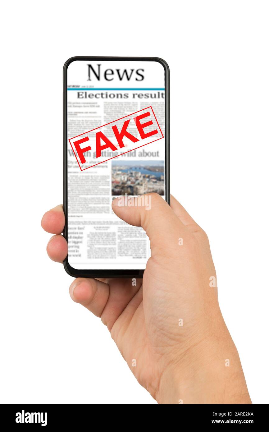 Main de l'homme tenant un smartphone avec une page de fausses nouvelles Banque D'Images