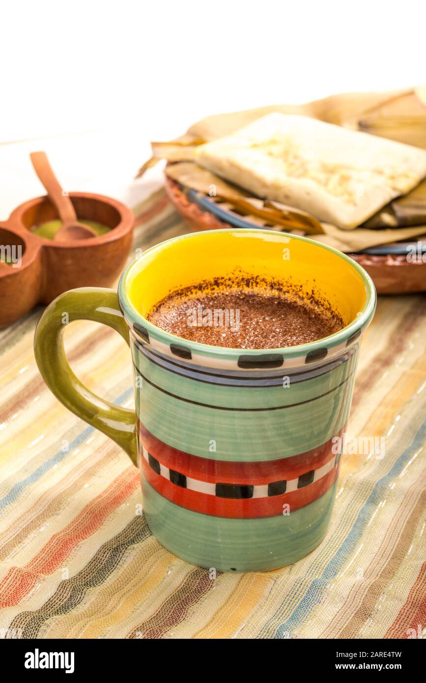 Tasse de chocolat mexicain traditionnelle à la cannelle et battue avec un ustensile en bois appelé molinillo Banque D'Images