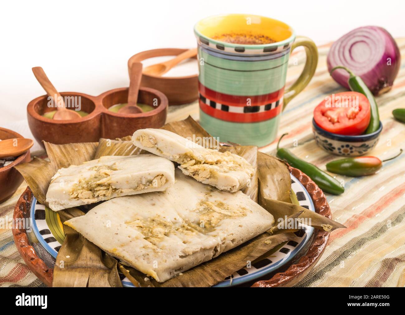 Tamales Oaxaqueños, plat mexicain fabriqué avec de la pâte de maïs, du poulet ou du porc et du piment, enveloppé dans des feuilles de banane. Banque D'Images