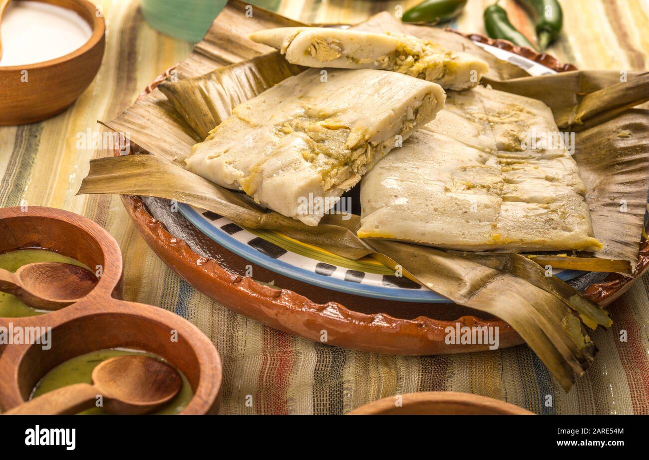 Tamales Oaxaqueños, plat mexicain fabriqué avec de la pâte de maïs, du poulet ou du porc et du piment, enveloppé dans des feuilles de banane. Banque D'Images