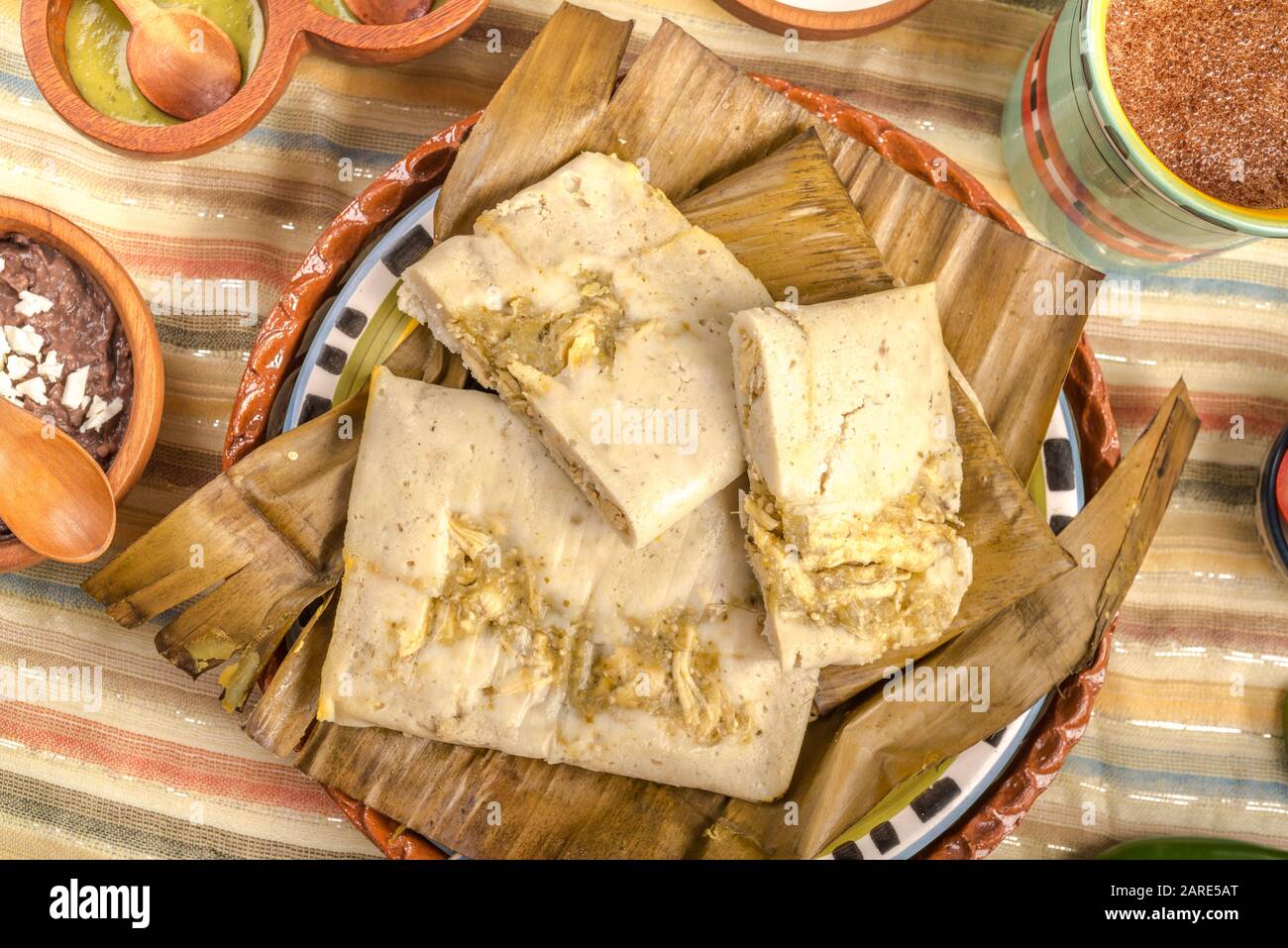 Tamales Oaxaqueños, plat mexicain fabriqué avec de la pâte de maïs, du poulet ou du porc et du piment, enveloppé dans des feuilles de banane. Banque D'Images