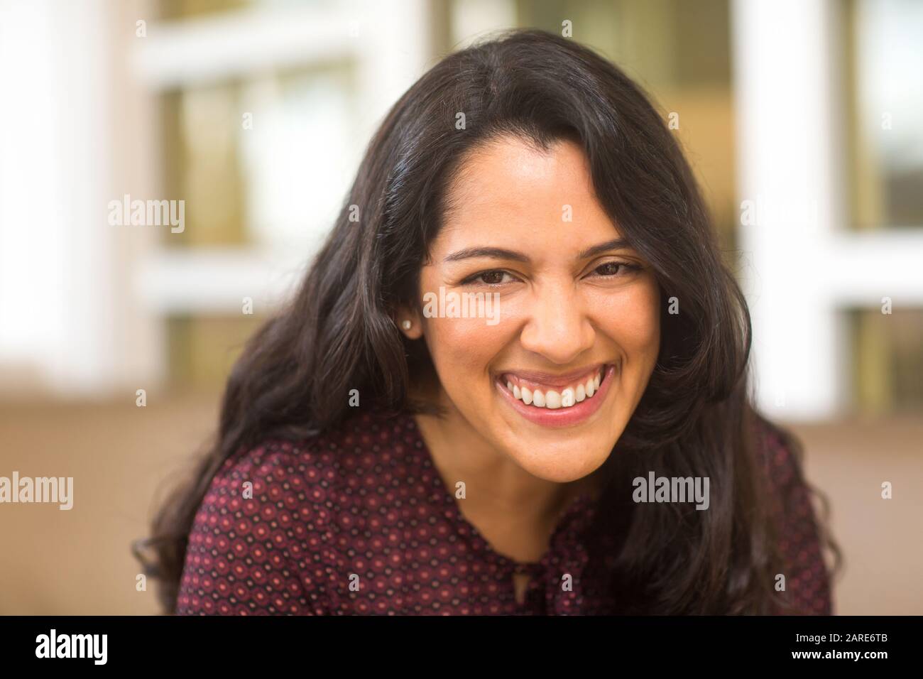 Confident Hispanic woman laughing and smiling stock photo Banque D'Images