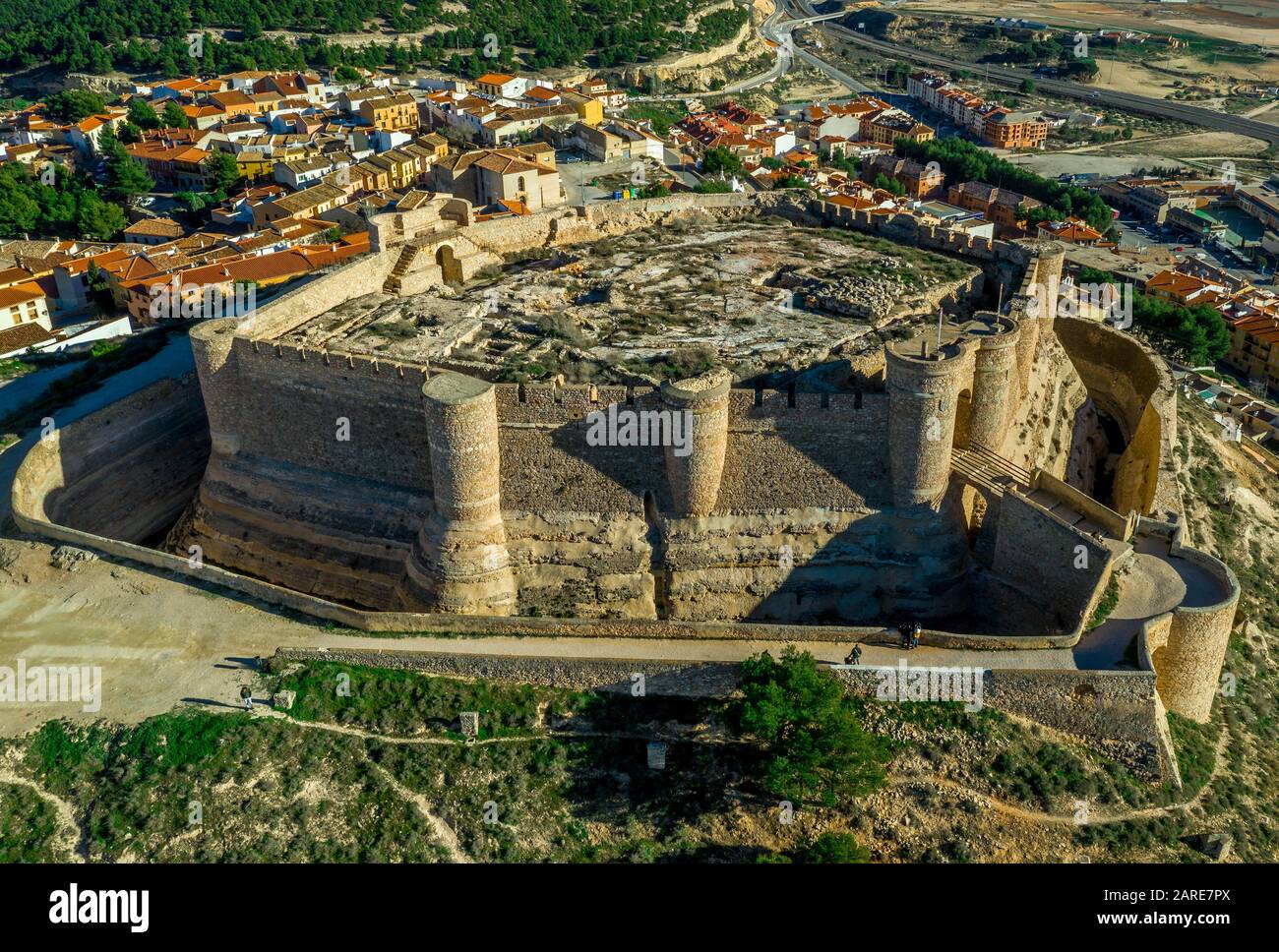 Vue aérienne du château de Chinchilla de Montearagon avec des vestiges de construction intérieure creusés en ruines, entouré d'un mur extérieur avec des tours semi-circulaires Banque D'Images
