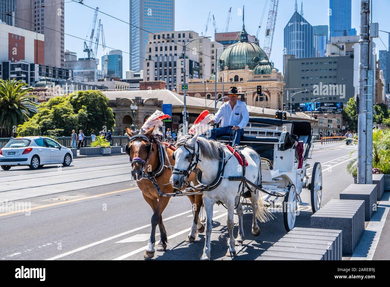 Melbourne, Australie - Circa décembre 2019 : célèbre double attraction en calèche près de la gare de Flinders Street à Melbourne CBD une journée ensoleillée Banque D'Images