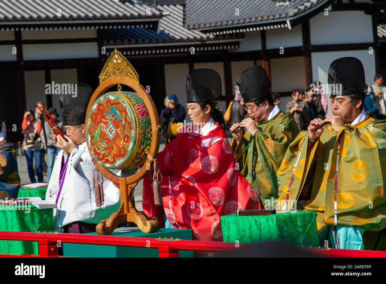Japon, Kyoto, joueurs de flûte dans le Palais impérial, cérémonie tenue avec des vêtements japonais traditionnels Jidai Matsuri (Festival de l'âge) Banque D'Images