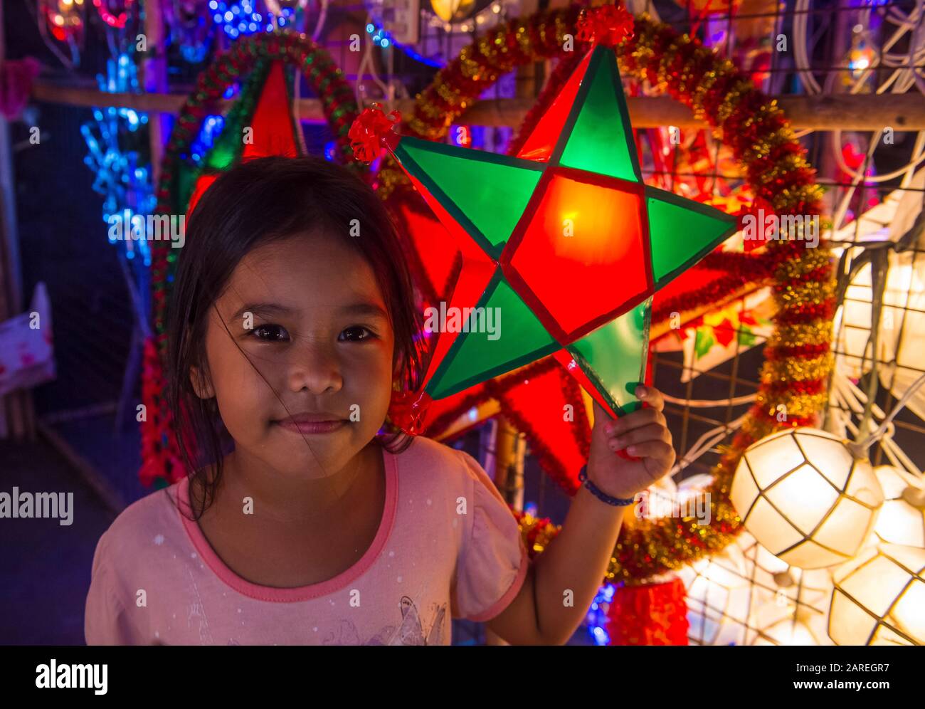 Fille philippine tenant une lanterne dans un marché de Noël dans la ville de Las Pinas , Manille les Philippines Banque D'Images