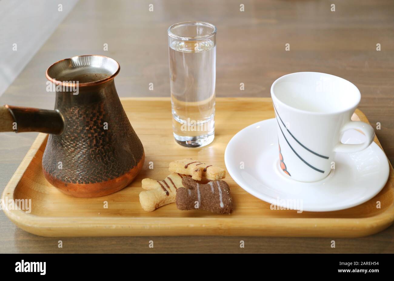 Ensemble De Café Turc De Style Moderne Servi Sur Une Table En Bois Banque D'Images