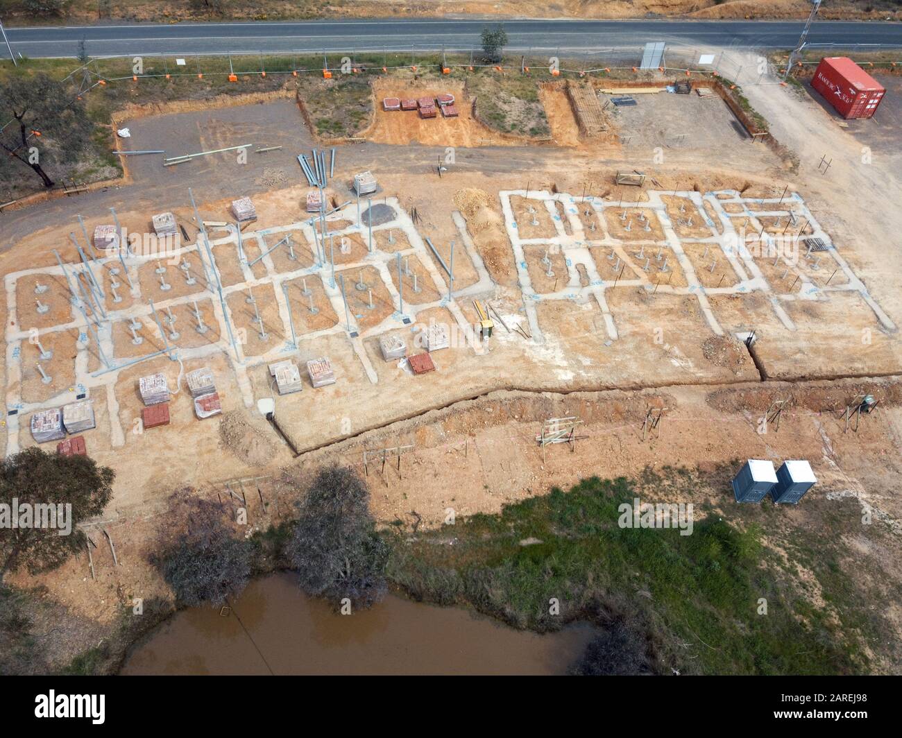 Maisons de subdivision et aménagement de logements écologiques prévu vue aérienne avec coffrage en béton, arbres et route asphaltée à Victoria, en Australie. Banque D'Images