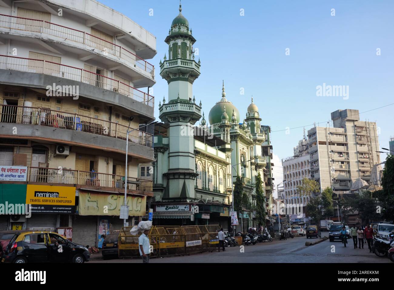 La zone dominée par les musulmans de Pydhonie à Mumbai, en Inde, avec son site historique, Hamidiya Masjid (Mosquée) Banque D'Images