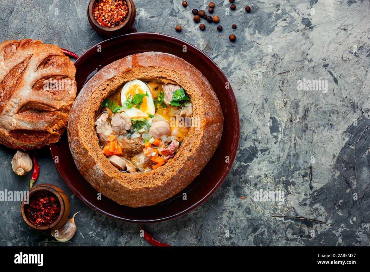 Soupe traditionnelle à la farine de poli ou soupe zurek.cuisine polonaise Banque D'Images