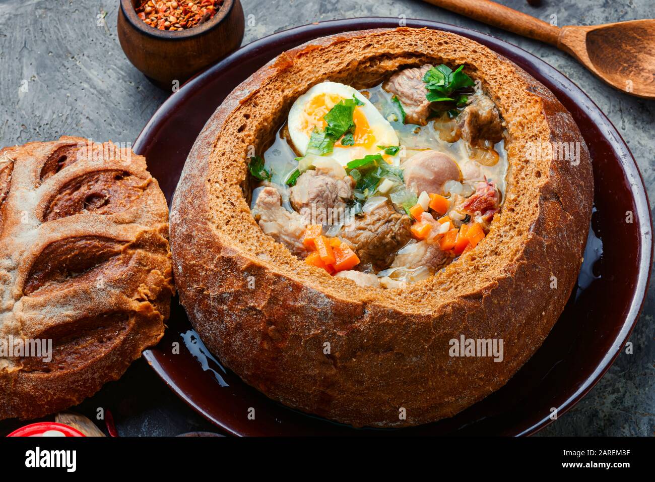 Soupe traditionnelle à la farine de poli ou soupe zurek.cuisine polonaise Banque D'Images