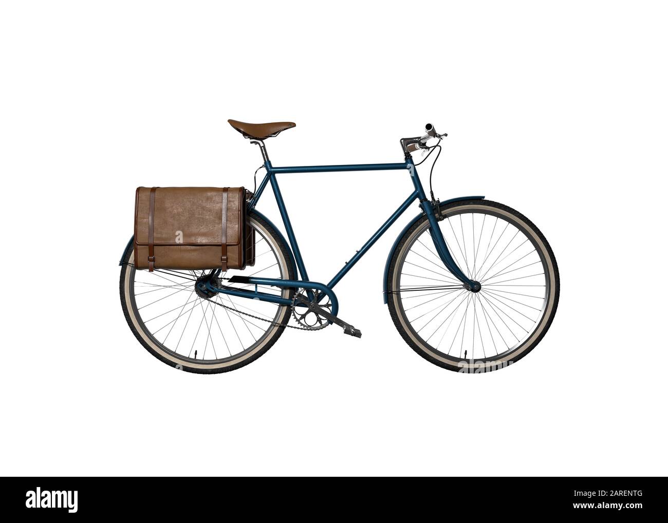 Vélo avec cadre bleu et valises en cuir, tourné sur un fond blanc Banque D'Images