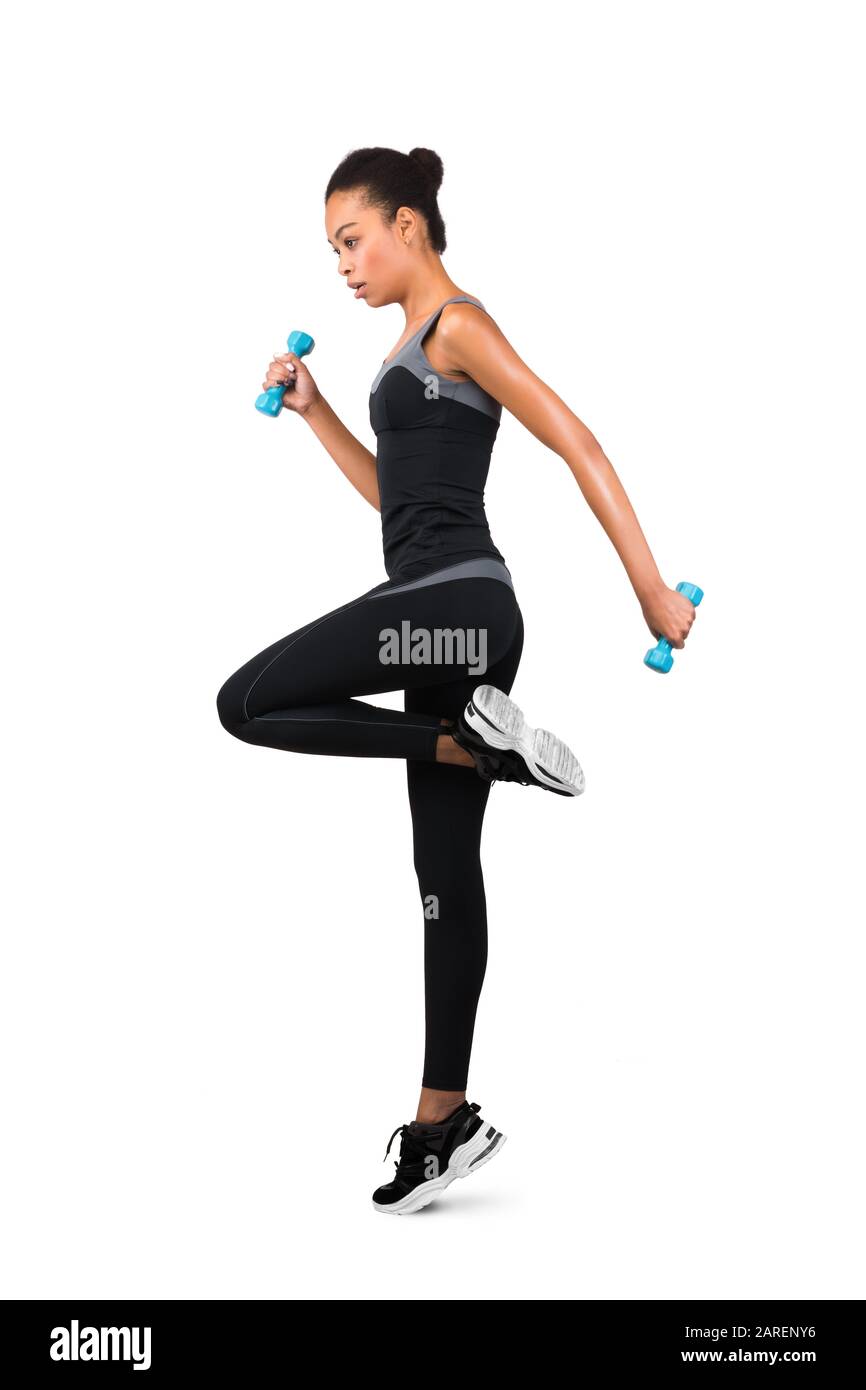 Fitness Lady Exercice Jumping Avec Dumbbells Sur Fond Blanc, Pleine Longueur Banque D'Images