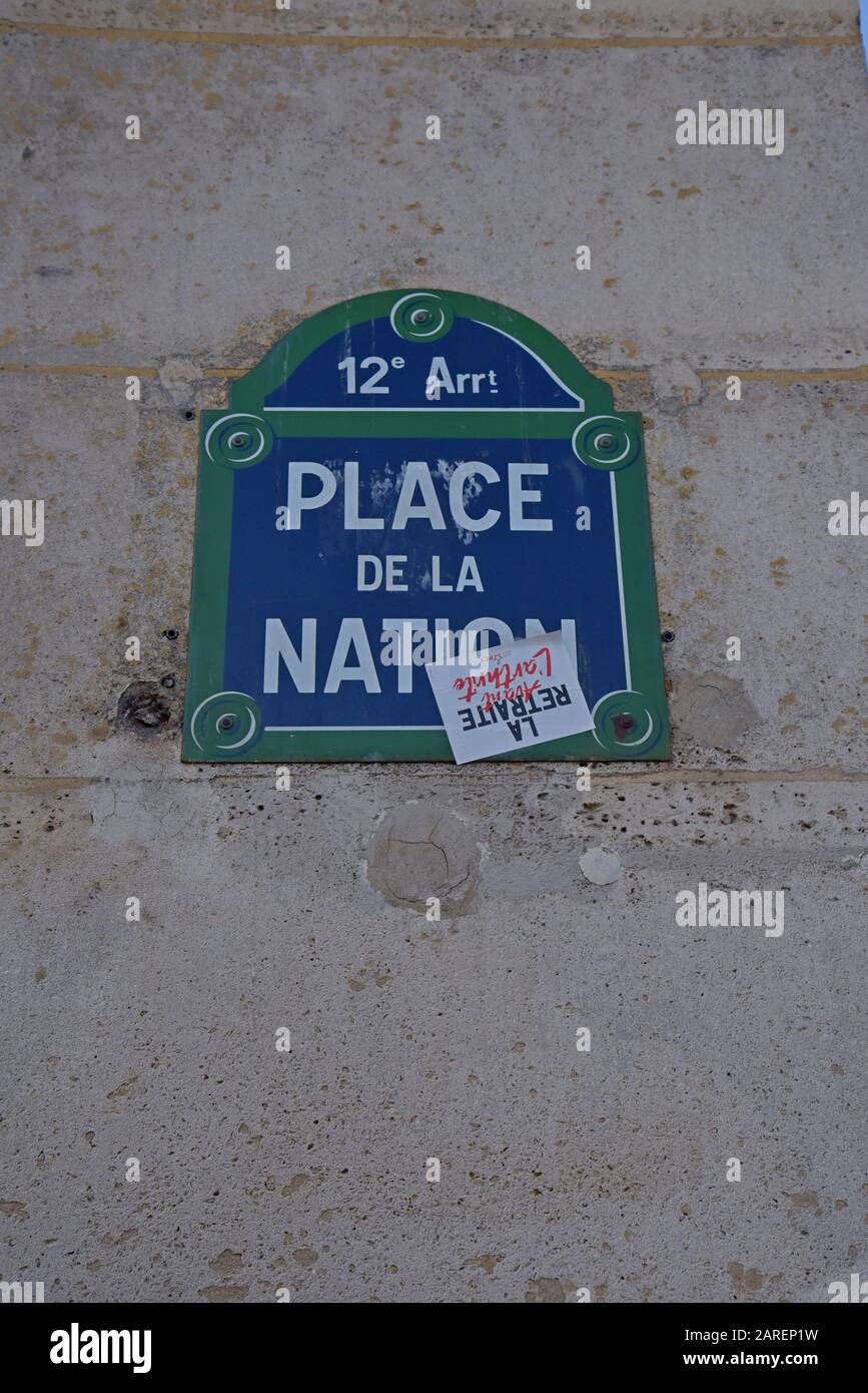L'autocollant du Parti communiste français sur La Place de la Nation Street signe Paris en indiquant « faire face à l'arthrite » partie des manifestations de la pension de la veste sans manches Banque D'Images