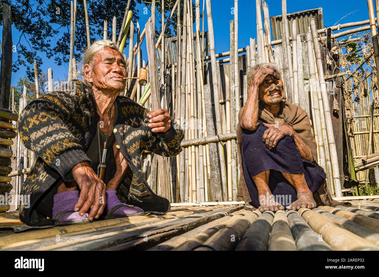 Les gens d'Apatani devant leur maison. Les vieux hommes portent toujours le nœud de cheveux typique à leur front, les vieilles dames les bouchons et tatouages Banque D'Images