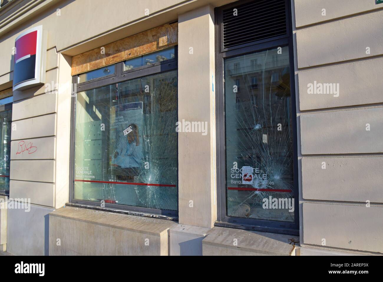 Il est monté à bord de la banque sociale générale, Paris avec des vitrines  écrasées. Les récentes manifestations de gilet jaune giilet ont vu les  banques se graffitis et ont des fenêtres