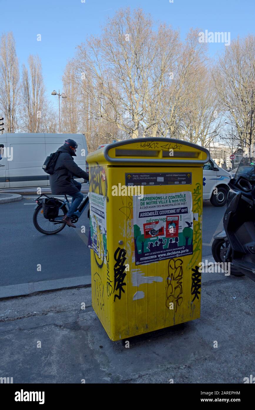 Les boîtes de poste parisiennes couvertes par des étiquettes et autocollants graffitis annonçant des manifestations et des actions de lutte contre le réchauffement climatique Banque D'Images