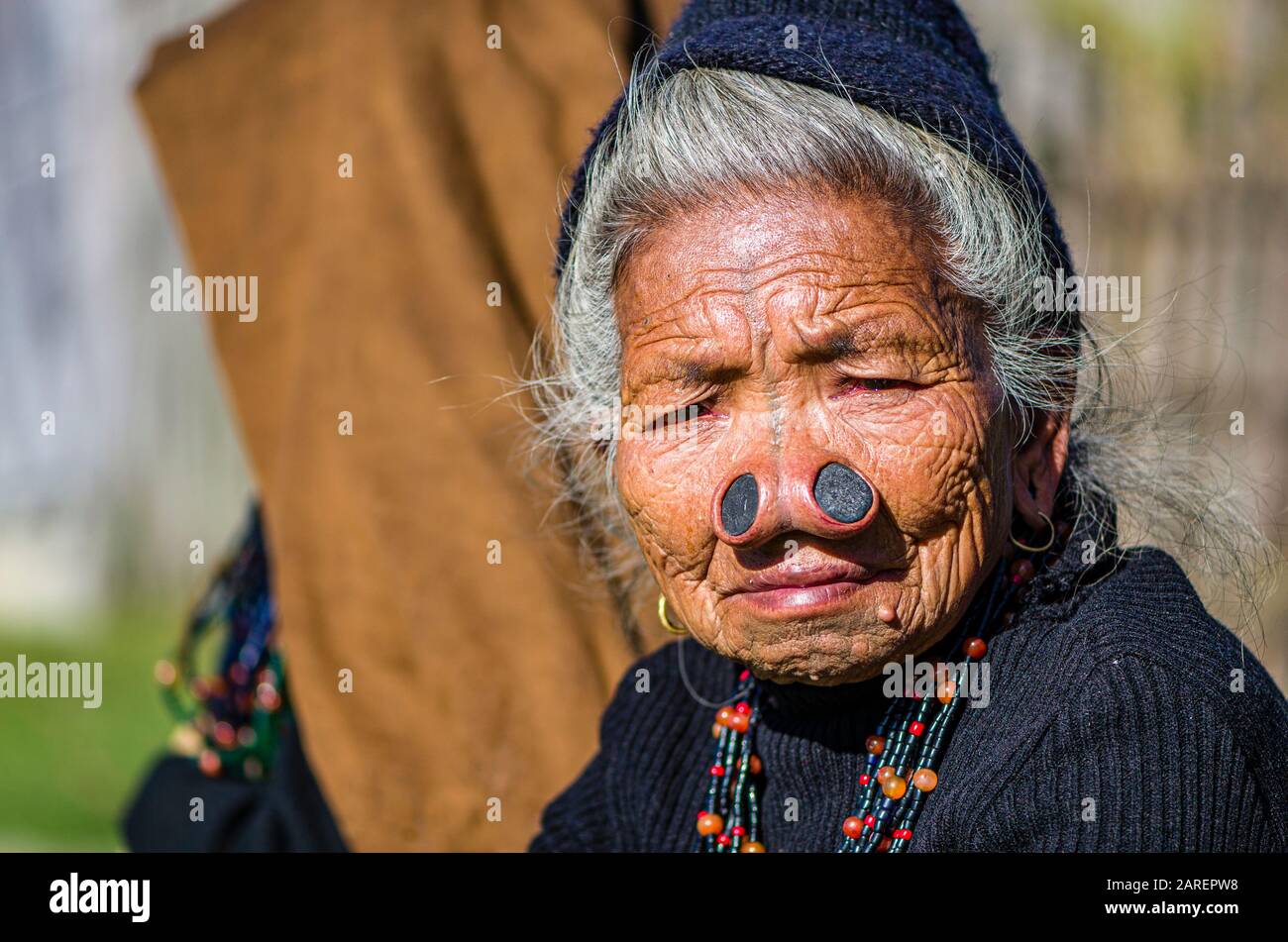 Portrait d'une femme d'Apatani avec tatouages et disques traditionnels de bambou dans ses narines Banque D'Images