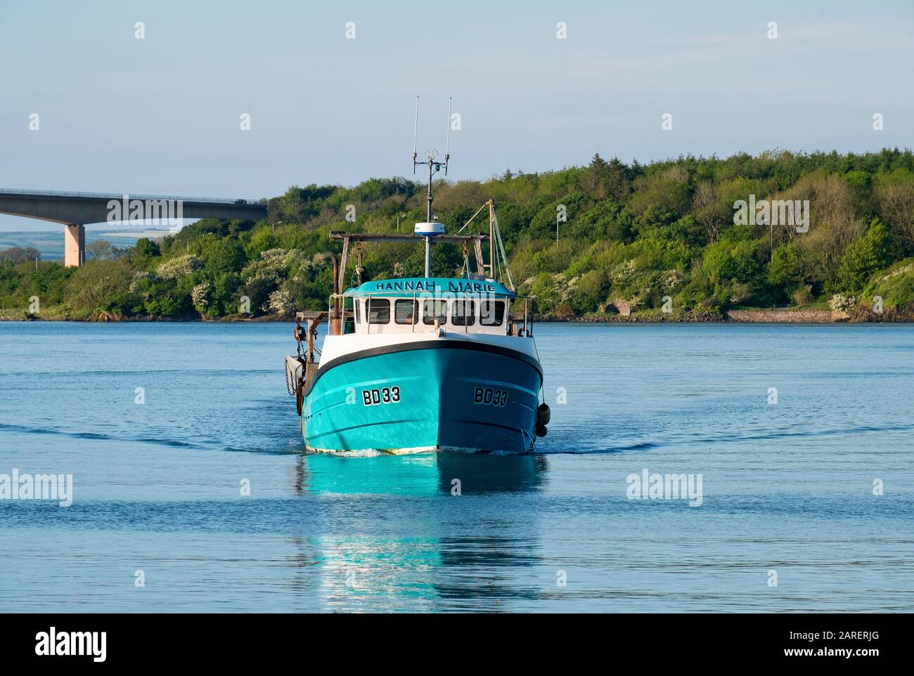 Des bateaux de pêche amarrés sur Bideford Quay avec le pont Torridge en arrière-plan, Market Town, North Devon, South West, UK Banque D'Images