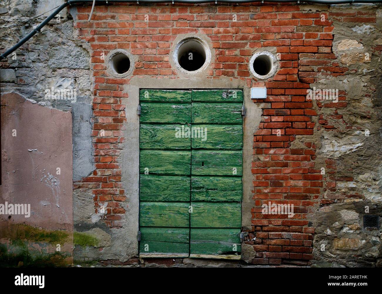 porte d'entrée d'un bâtiment ancien et ruiné en rénovation Banque D'Images