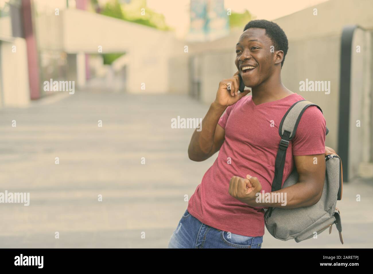 Beau jeune homme sac à dos de transport touristique africain dans les rues à l'extérieur Banque D'Images