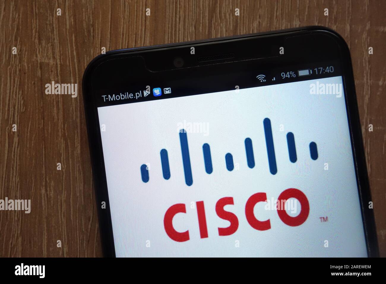 Logo Cisco affiché sur un smartphone moderne Banque D'Images