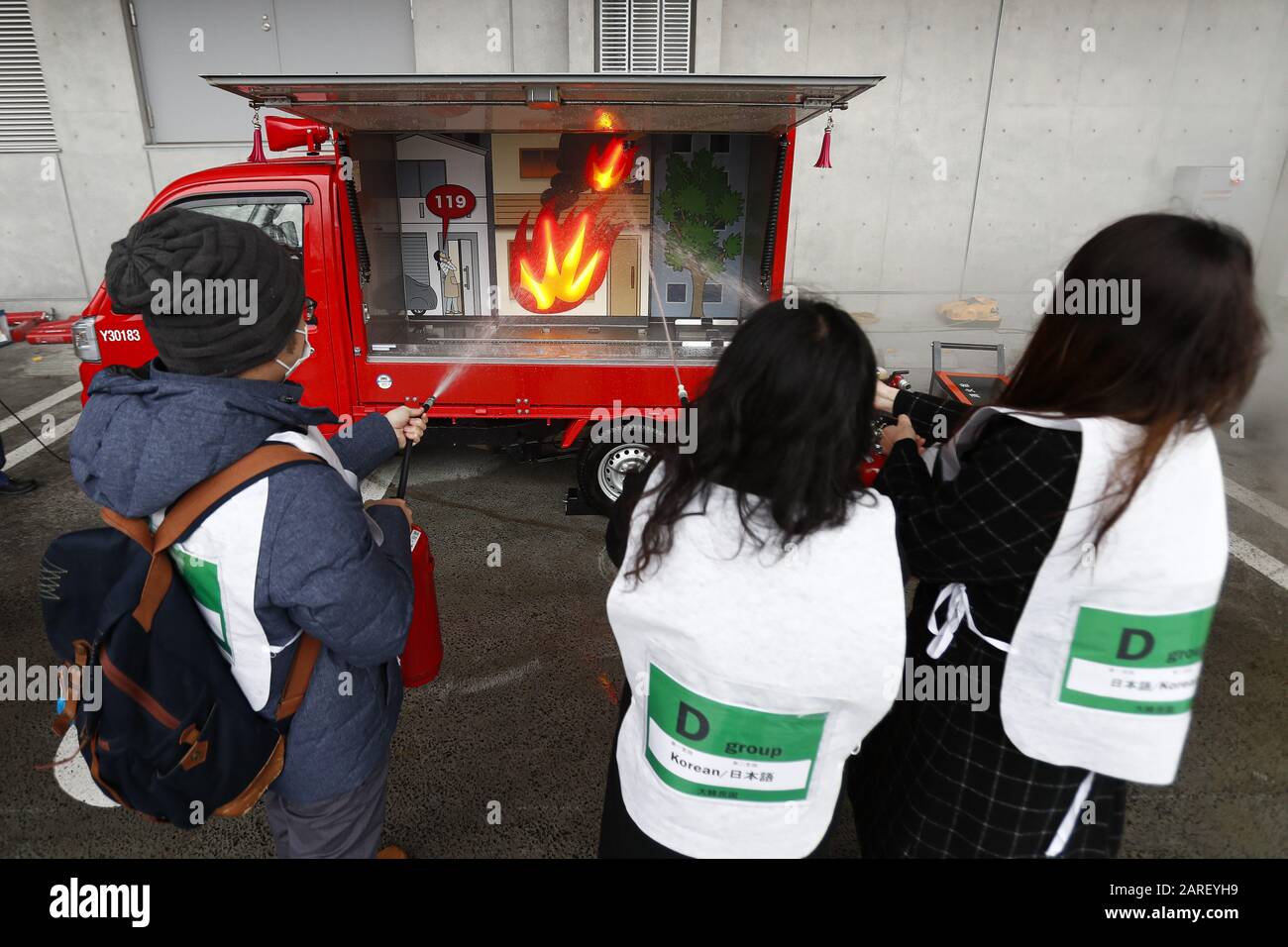 Tokyo, Japon. 28 janvier 2020. Les résidents étrangers ont mis un feu pendant la période de préparation aux catastrophes de 2020 pour les résidents étrangers à la place des sports de la forêt de Musashino. Environ 369 participants (y compris des résidents étrangers et des membres des ambassades) ont été instruits sur la façon de se protéger en cas de catastrophe du séisme par le Service des incendies de Tokyo avec l'aide d'interprètes bénévoles en anglais. La formation d'une journée vise à informer les étrangers sur la façon de réagir dans des situations dangereuses telles que le cas d'un grand tremblement de terre a frappé à nouveau l'île, comme le séisme du Grand Japon de 2011, t Banque D'Images