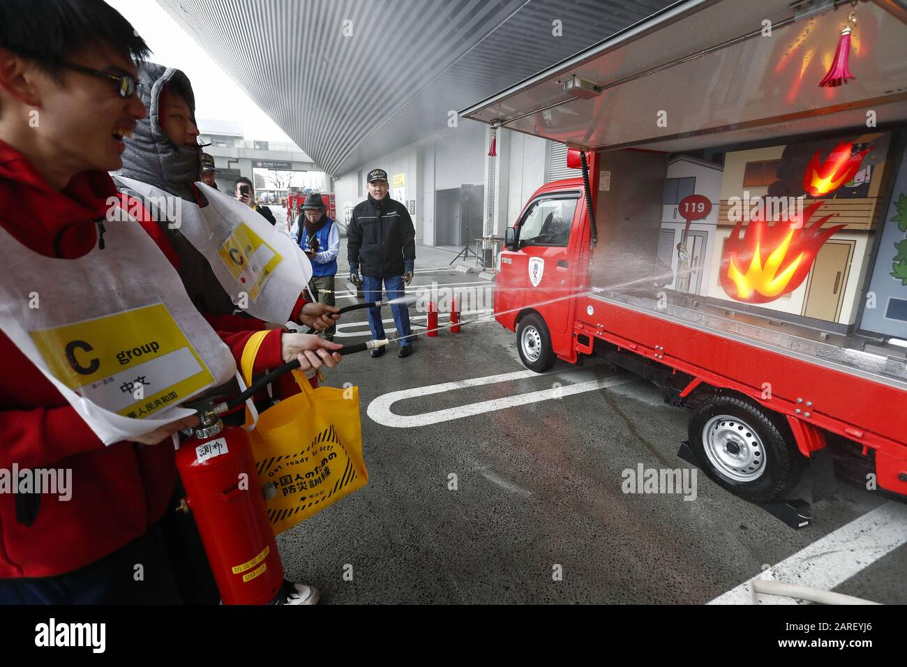 Tokyo, Japon. 28 janvier 2020. Les résidents étrangers ont mis un feu pendant la période de préparation aux catastrophes de 2020 pour les résidents étrangers à la place des sports de la forêt de Musashino. Environ 369 participants (y compris des résidents étrangers et des membres des ambassades) ont été instruits sur la façon de se protéger en cas de catastrophe du séisme par le Service des incendies de Tokyo avec l'aide d'interprètes bénévoles en anglais. La formation d'une journée vise à informer les étrangers sur la façon de réagir dans des situations dangereuses telles que le cas d'un grand tremblement de terre a frappé à nouveau l'île, comme le séisme du Grand Japon de 2011, t Banque D'Images