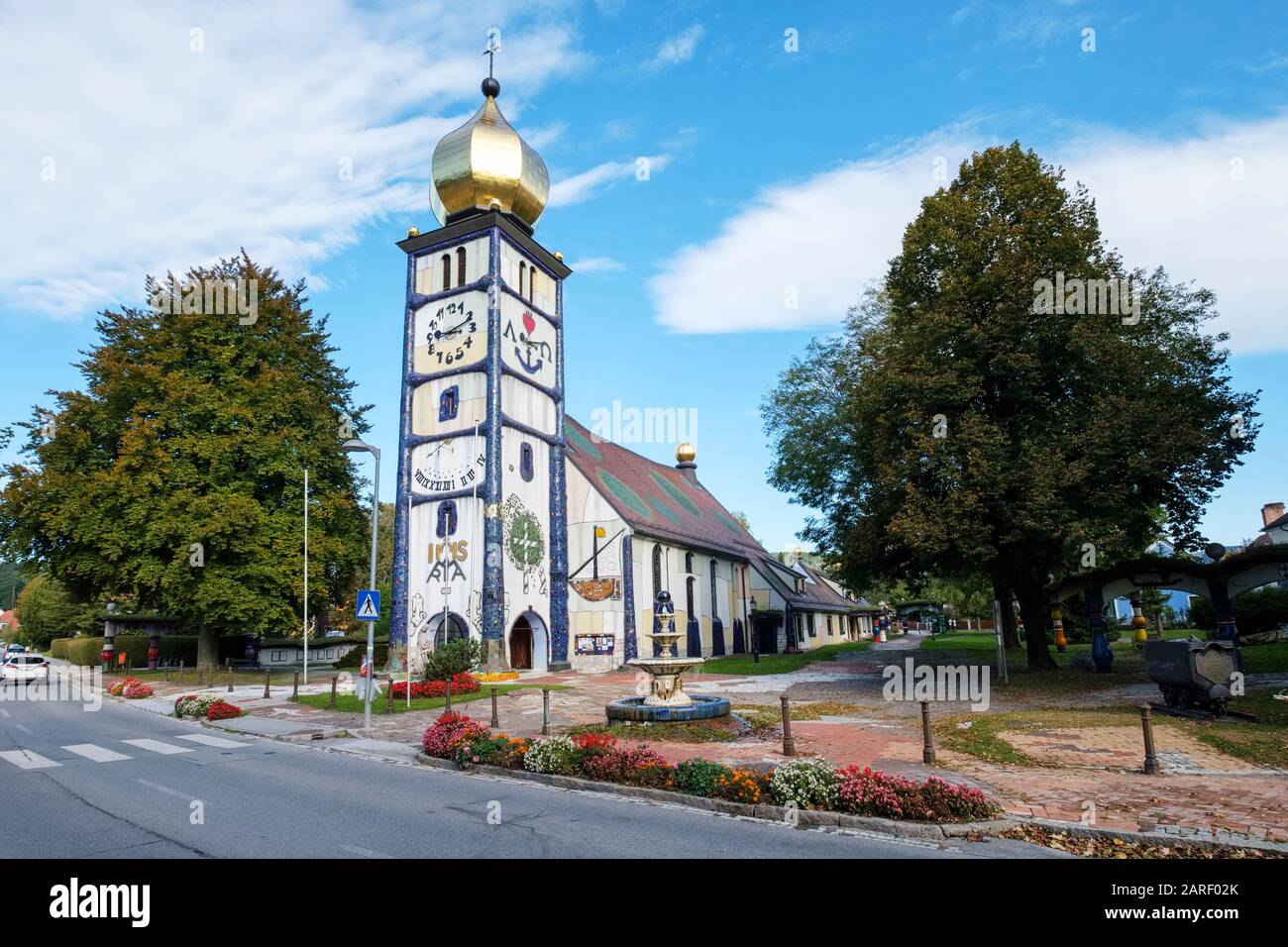 Église St Barbara (St.Barbara-Kirche) Bärnbach, Autriche. Repensé par l'architecte, Friedensreich Hundertwasser. Banque D'Images