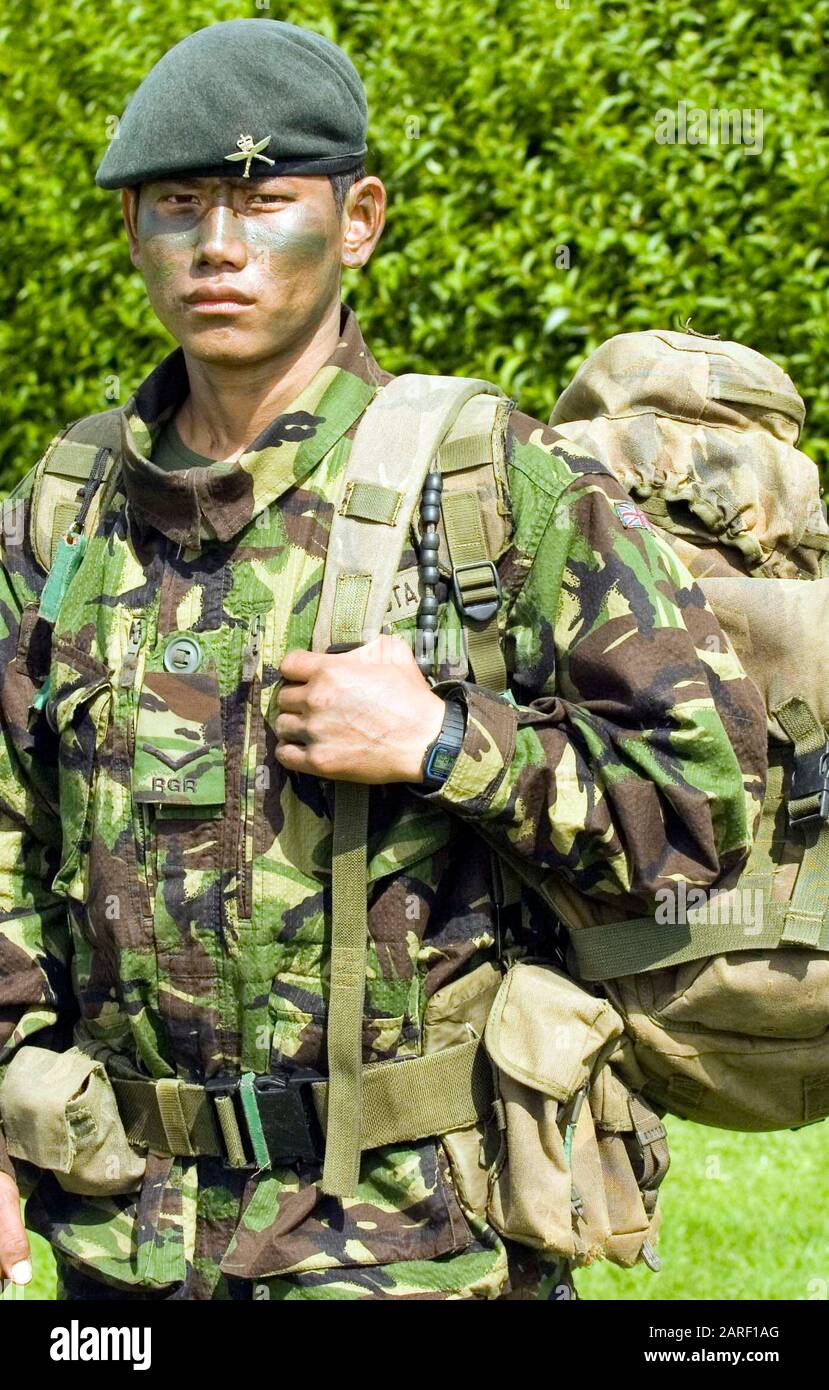 Les membres du premier bataillon des fusils Royal Gurkha qui doivent être envoyés en Afghanistan en automne, à leur caserne de Folkestone, le jour où le sous-secrétaire d'État à la défense Derek Twigg a annoncé une augmentation de leurs prestations de retraite en 2007 Banque D'Images