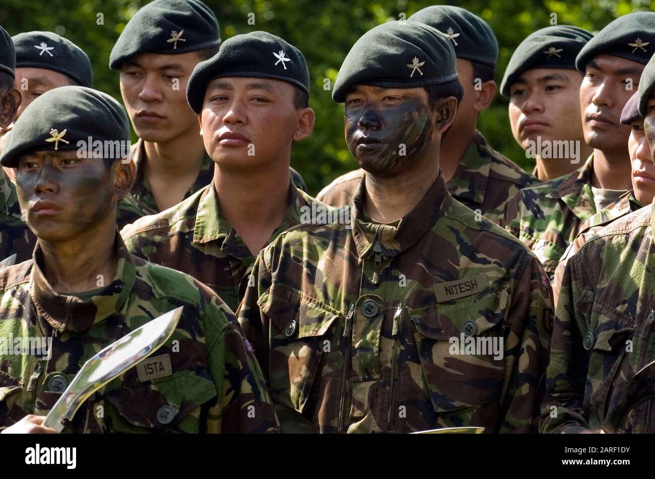 Les membres du premier bataillon des fusils Royal Gurkha qui doivent être envoyés en Afghanistan en automne, à leur caserne de Folkestone, le jour où le sous-secrétaire d'État à la défense Derek Twigg a annoncé une augmentation de leurs prestations de retraite en 2007 Banque D'Images