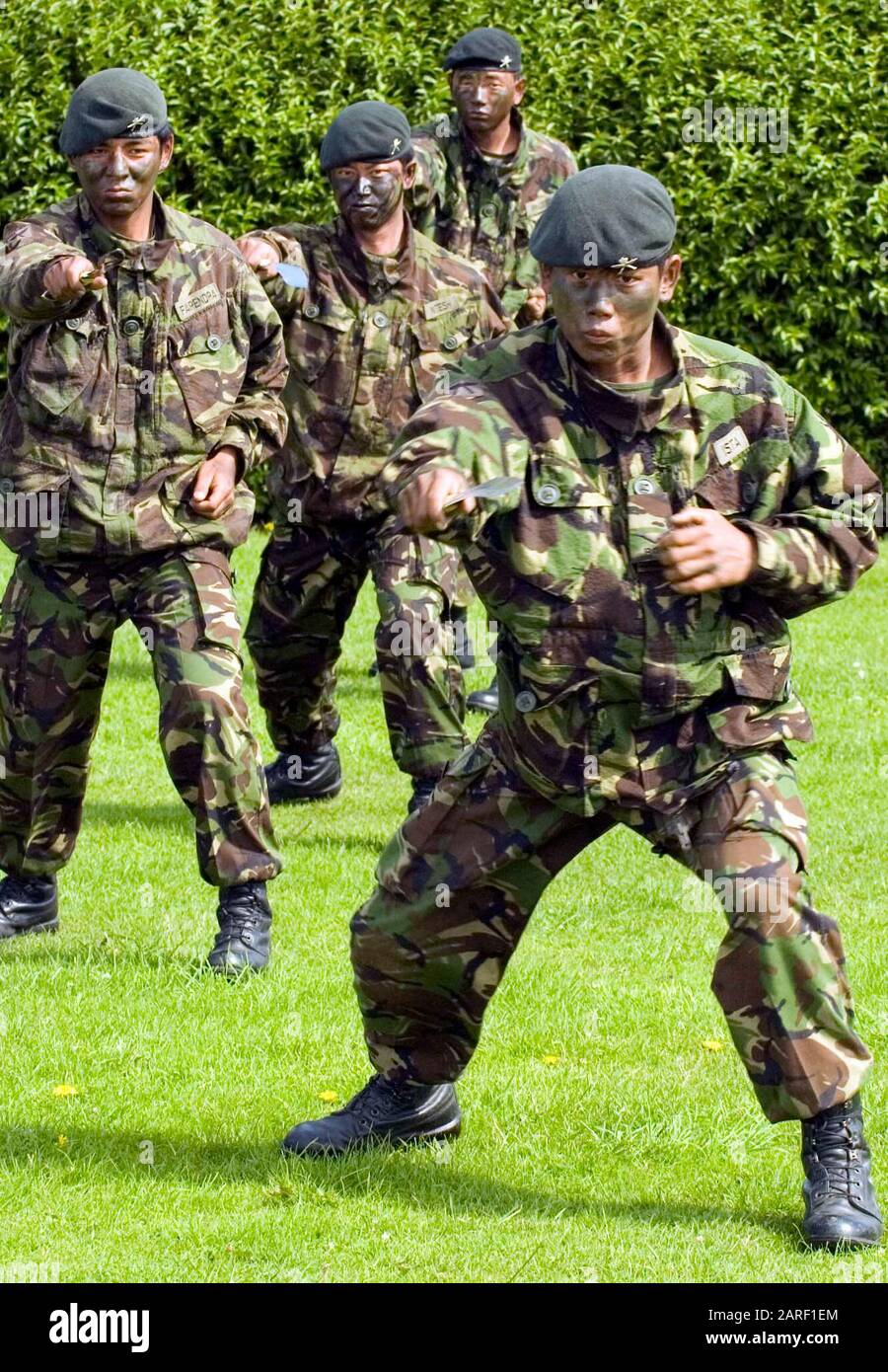 Les membres du premier bataillon des fusils Royal Gurkha qui doivent être envoyés en Afghanistan en automne, à leur caserne de Folkestone, le jour où le sous-secrétaire d'État à la défense Derek Twigg a annoncé une augmentation de leurs prestations de retraite en 2007 Banque D'Images