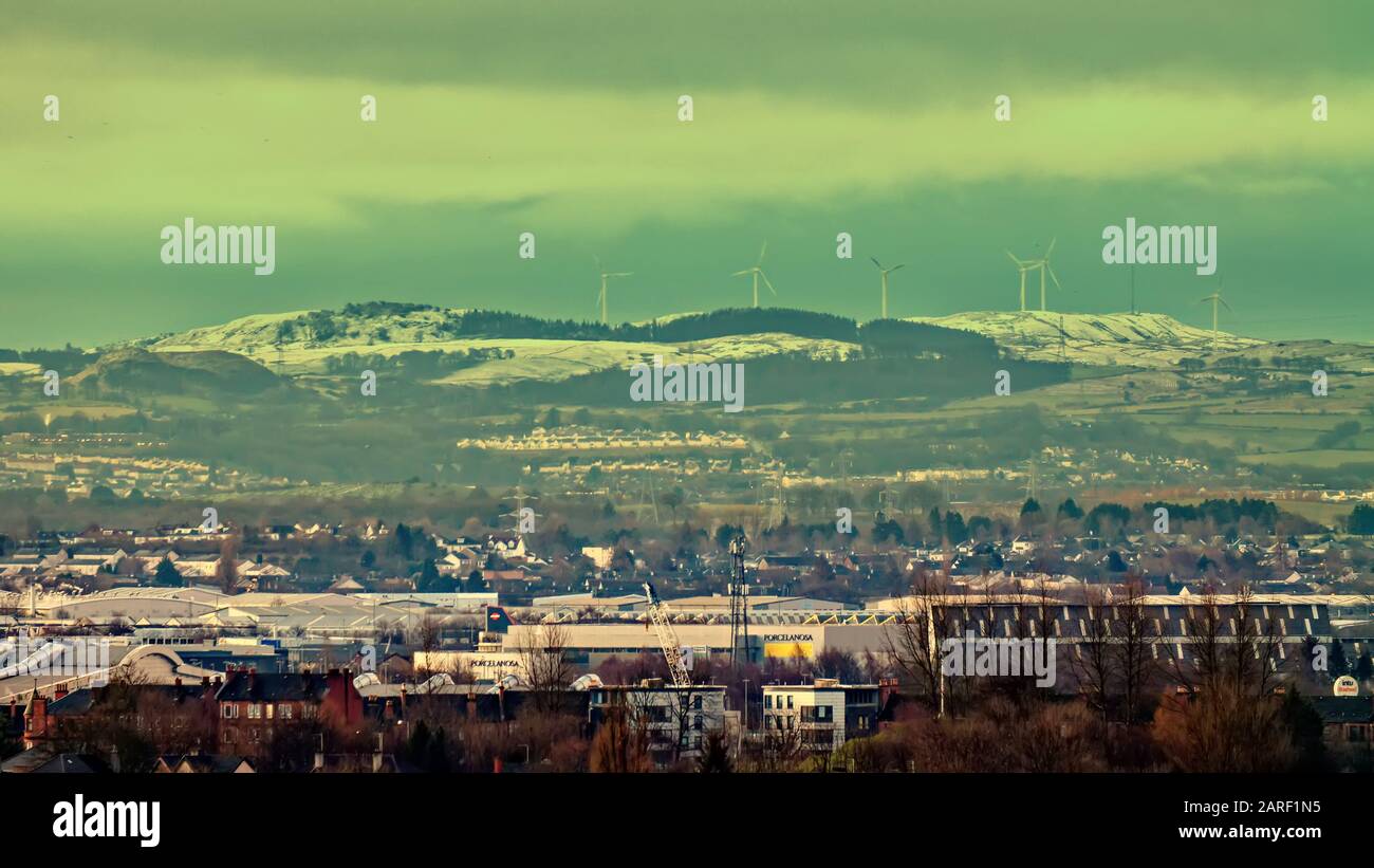 Glasgow, Écosse, Royaume-Uni, 28 janvier 2020: Météo britannique: Les avertissements météorologiques pour la neige ont vu les premières chutes frapper la ville, entraînant des collines blanches dans les zones de haut en haut. Le parc éolien de la blanche au-dessus du parc éolien de la blanche avec le centre de l'intu à braehead sur la rive sud de la rivière clyde. Gerard Ferry/Alay Live News Banque D'Images