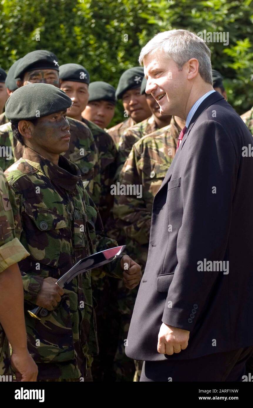 Les membres du premier bataillon des fusils Royal Gurkha qui doivent être envoyés en Afghanistan en automne, à leur caserne de Folkestone, le jour où le sous-secrétaire d'État à la défense Derek Twigg a annoncé une augmentation de leurs prestations de retraite en 2007 Banque D'Images