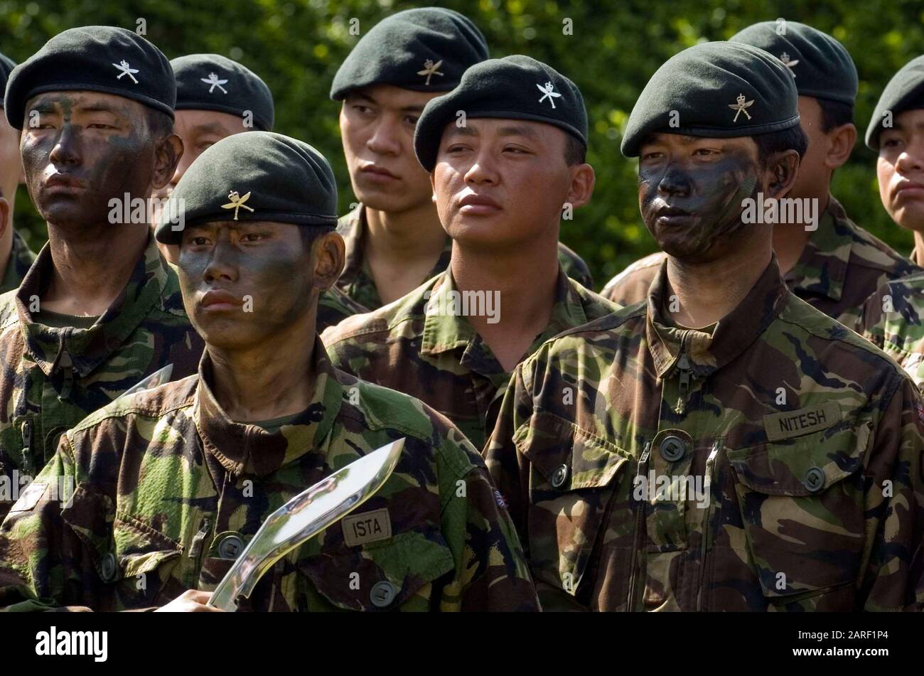 Les membres du premier bataillon des fusils Royal Gurkha qui doivent être envoyés en Afghanistan en automne, à leur caserne de Folkestone, le jour où le sous-secrétaire d'État à la défense Derek Twigg a annoncé une augmentation de leurs prestations de retraite en 2007 Banque D'Images