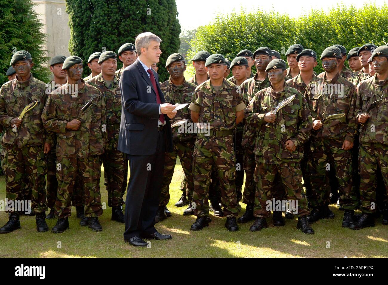 Les membres du premier bataillon des fusils Royal Gurkha qui doivent être envoyés en Afghanistan en automne, à leur caserne de Folkestone, le jour où le sous-secrétaire d'État à la défense Derek Twigg a annoncé une augmentation de leurs prestations de retraite en 2007 Banque D'Images