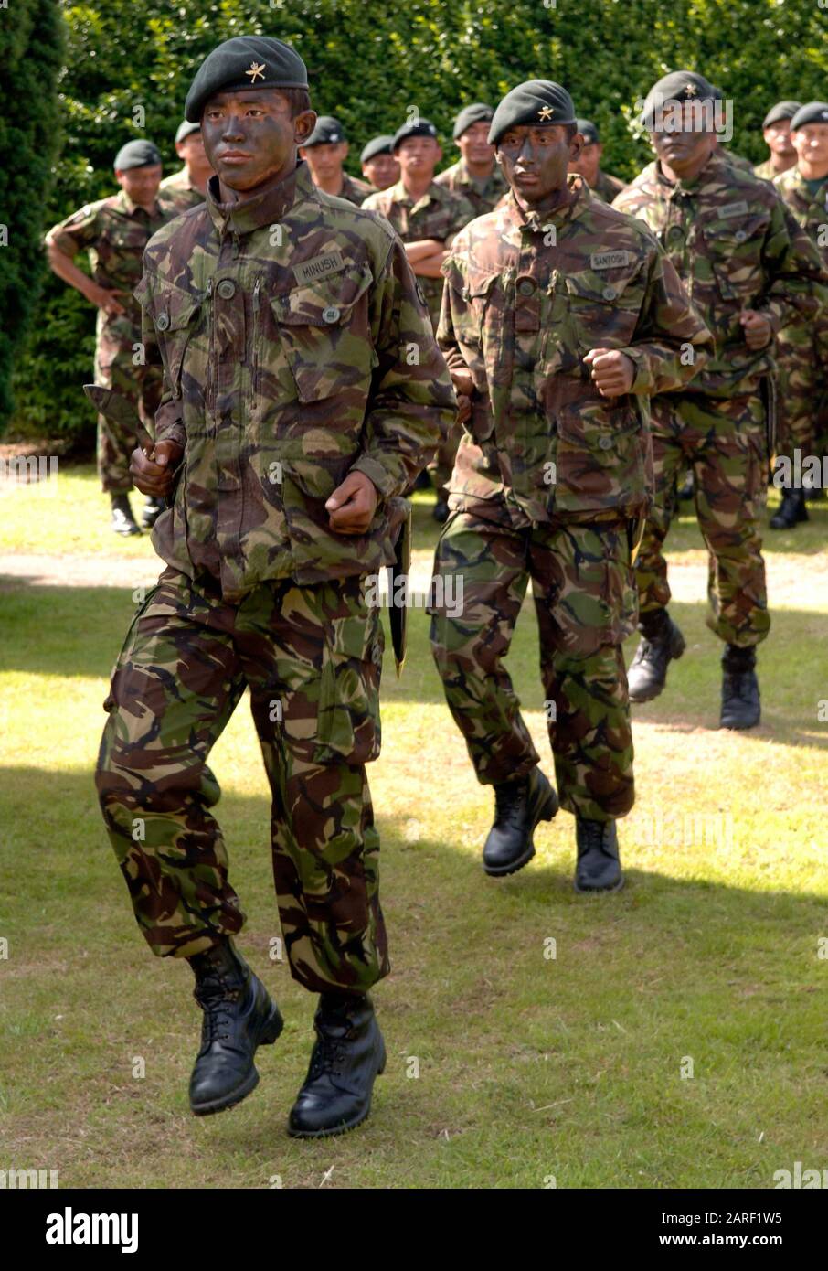 Les membres du premier bataillon des fusils Royal Gurkha qui doivent être envoyés en Afghanistan en automne, à leur caserne de Folkestone, le jour où le sous-secrétaire d'État à la défense Derek Twigg a annoncé une augmentation de leurs prestations de retraite en 2007 Banque D'Images