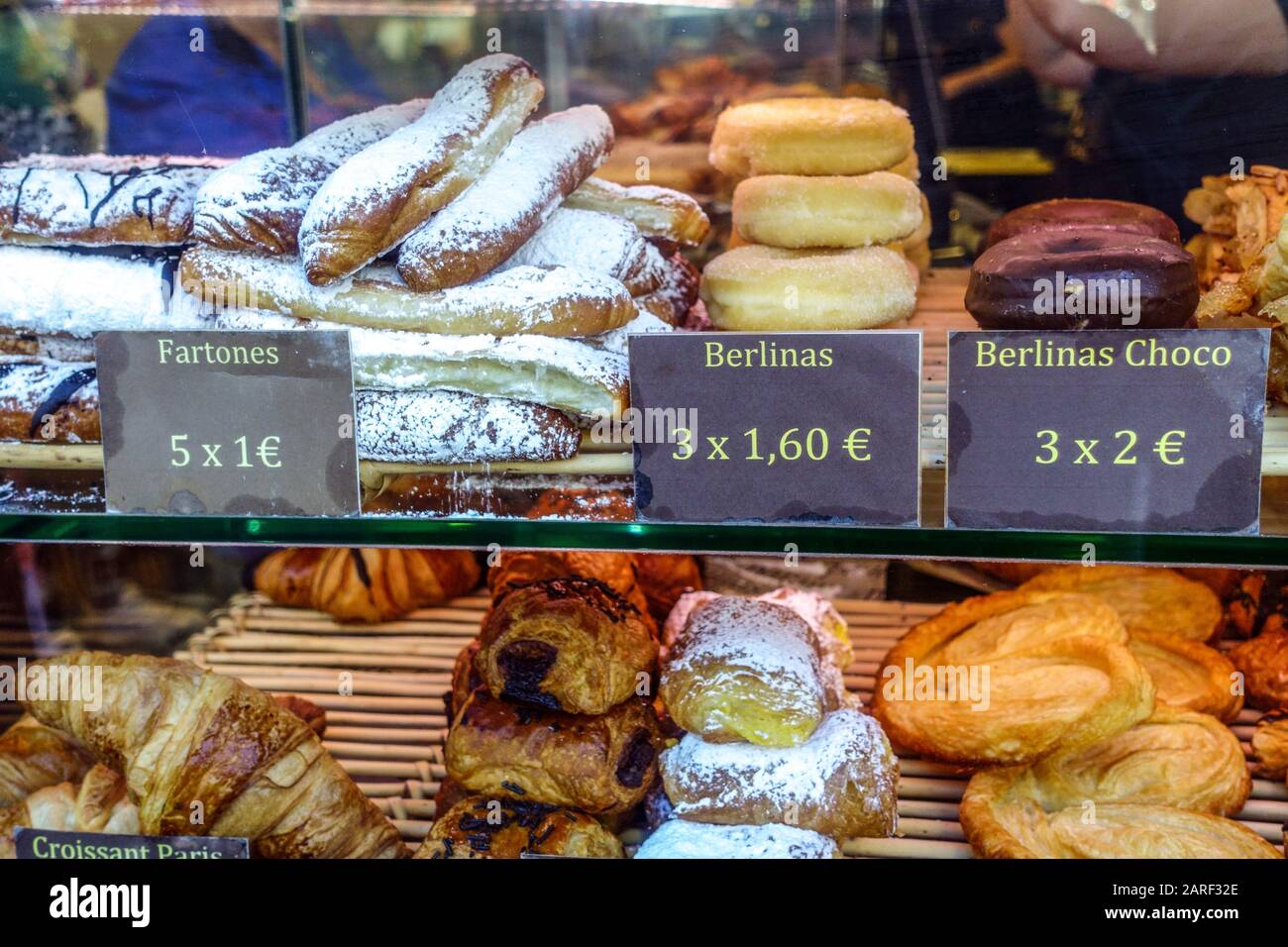 Pâtisserie de Valence. Des gâteaux dans la fenêtre présentent le gâteau d'Espagne Banque D'Images