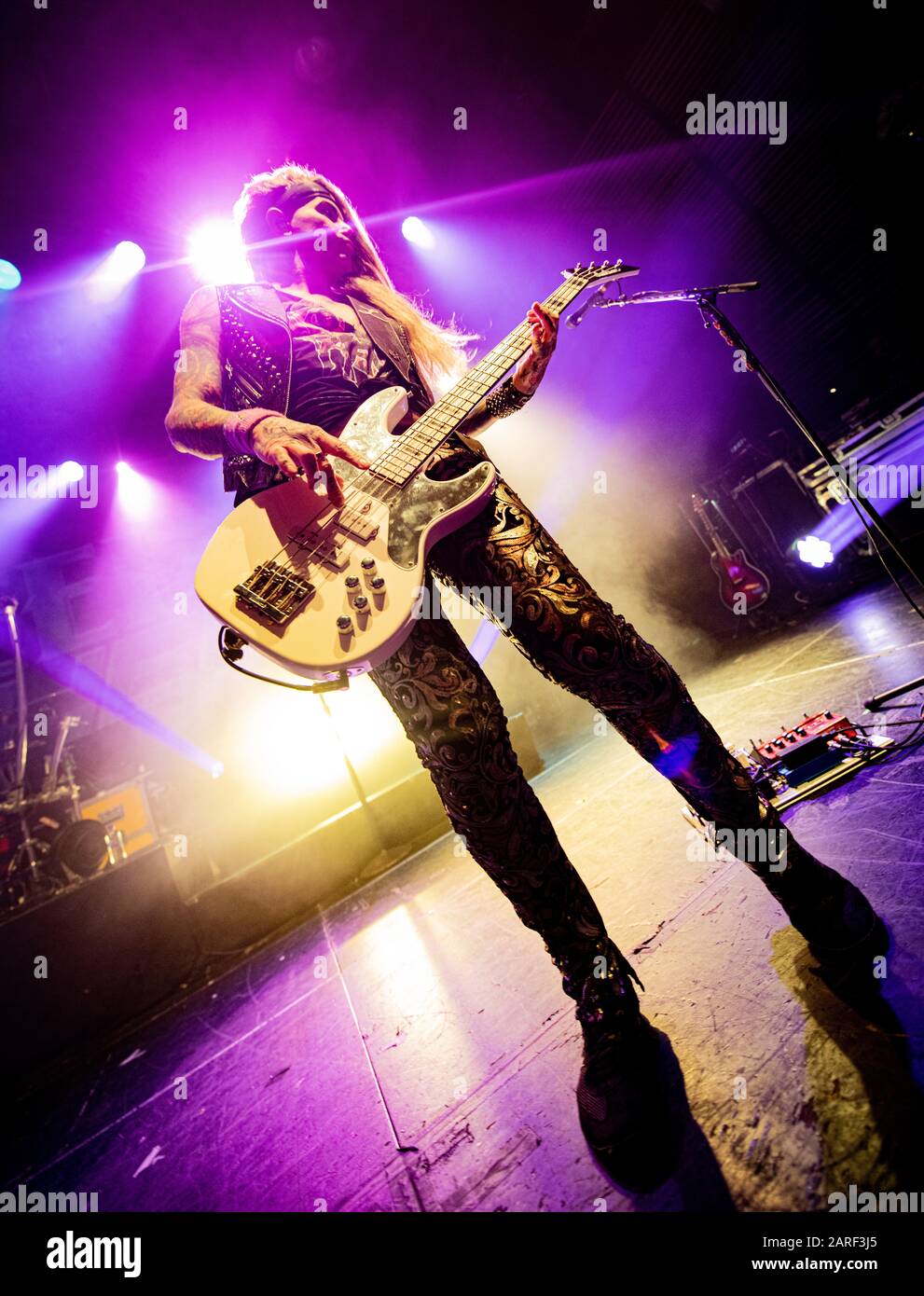 Copenhague, Danemark. 26 janvier 2020. Le groupe américain Metal glam Steel Panther exécute un concert en direct à Amager Bio à Copenhague. Ici, le joueur de basse Lexxi Foxx est vu en direct sur scène. (Crédit Photo: Gonzales Photo - Nikolaj Bransholm). Banque D'Images