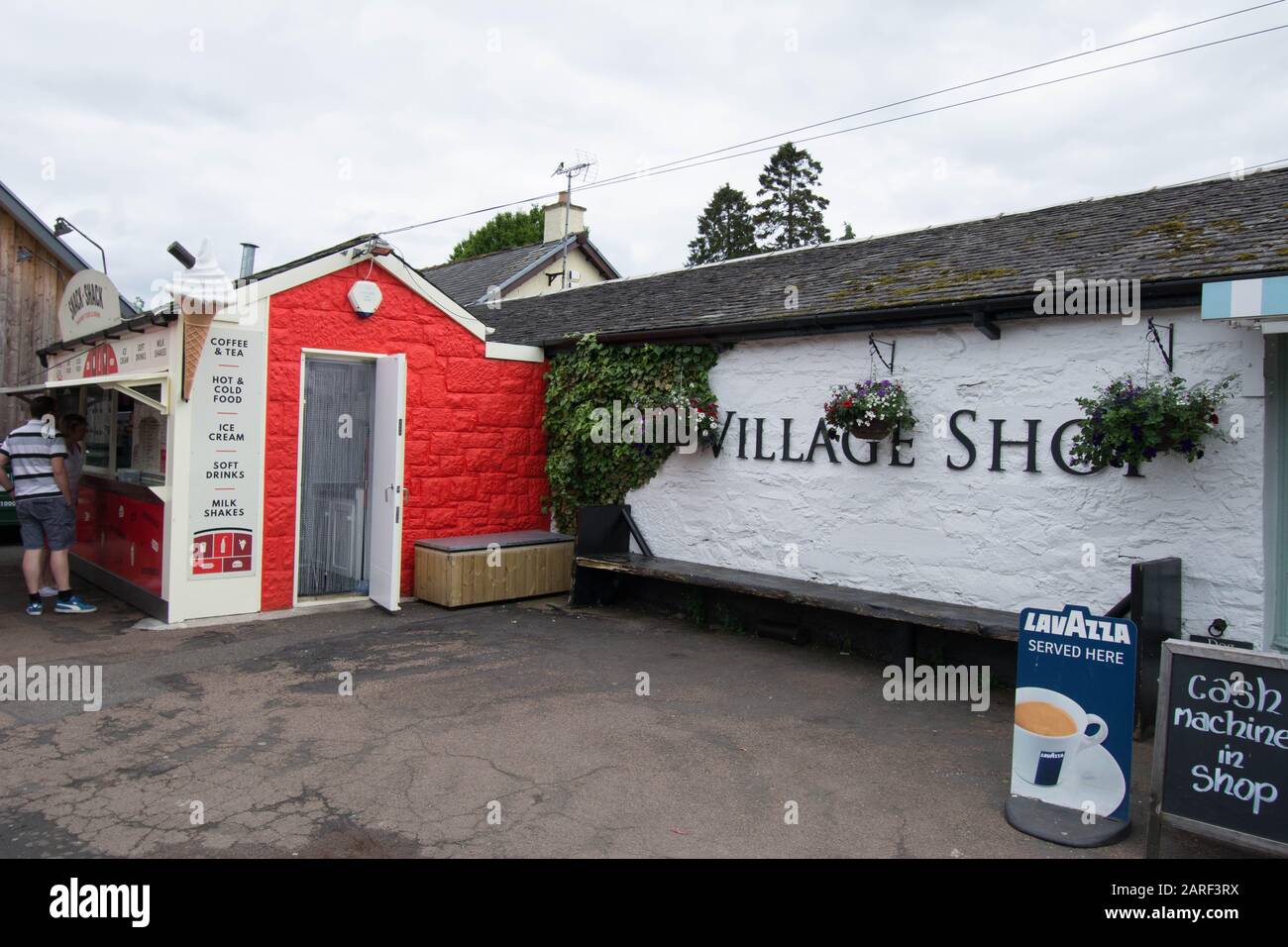 Boutique du village Luss village Écosse signe signes servir service panier  suspendu paniers suspendus mur blanc alarme cloche boîte cas machine signe  mur rouge Photo Stock - Alamy