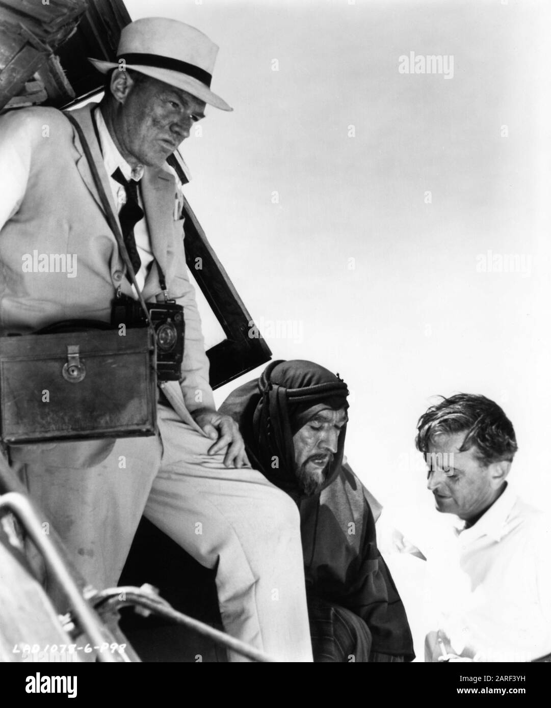 Arthur KENNEDY comme Jackson Bentley ANTHONY QUINN comme Auda Abu Tayi et le directeur DAVID SE PENCHENT sur la séquence de tournage de l'épave de train candid dans LAWRENCE D'ARABIE 1962 scénario ROBERT BOLT et MICHAEL WILSON producteur SAM SPIEGEL Horizon Pictures / Columbia Pictures Corporation Banque D'Images
